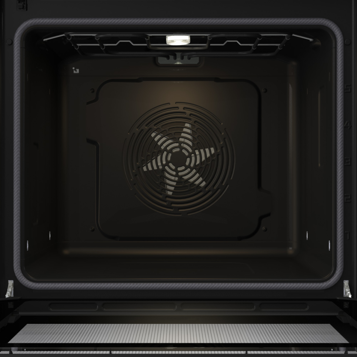 L'interno di un forno nero vuoto con ventola di convezione posteriore e luce accesa.