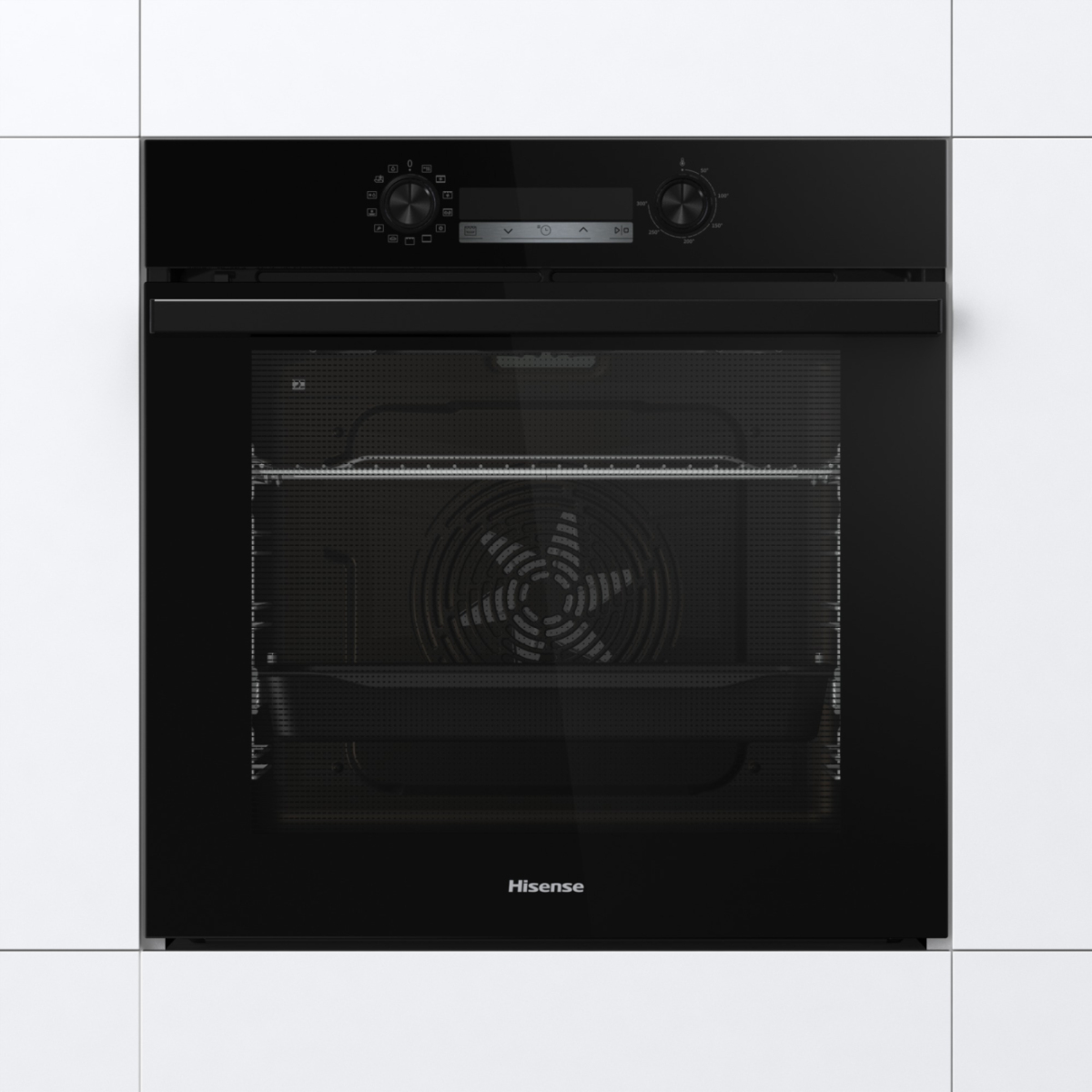 Un forno da incasso Hisense nero con display digitale e manopole è integrato in una parete bianca.
