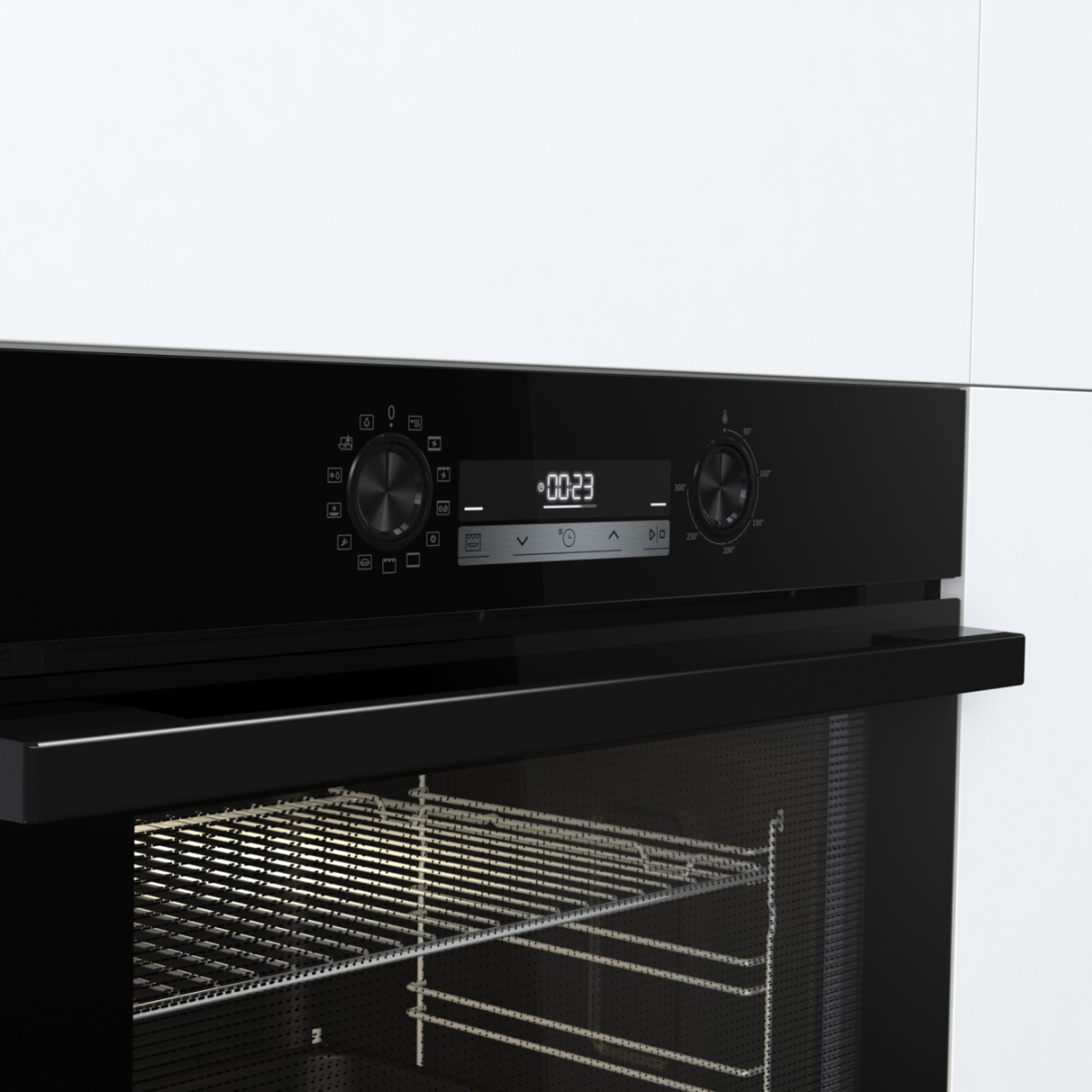 Un forno nero moderno con display digitale, manopole di controllo e griglie, posizionato su una parete bianca.