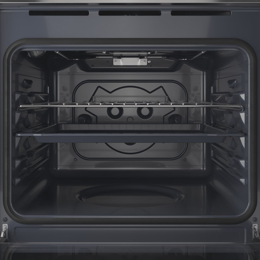 L'interno di un forno moderno con una griglia metallica e una teglia nera.