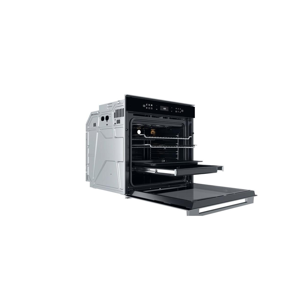 Forno da incasso argentato con porta aperta, griglie e teglie estraibili su sfondo bianco.