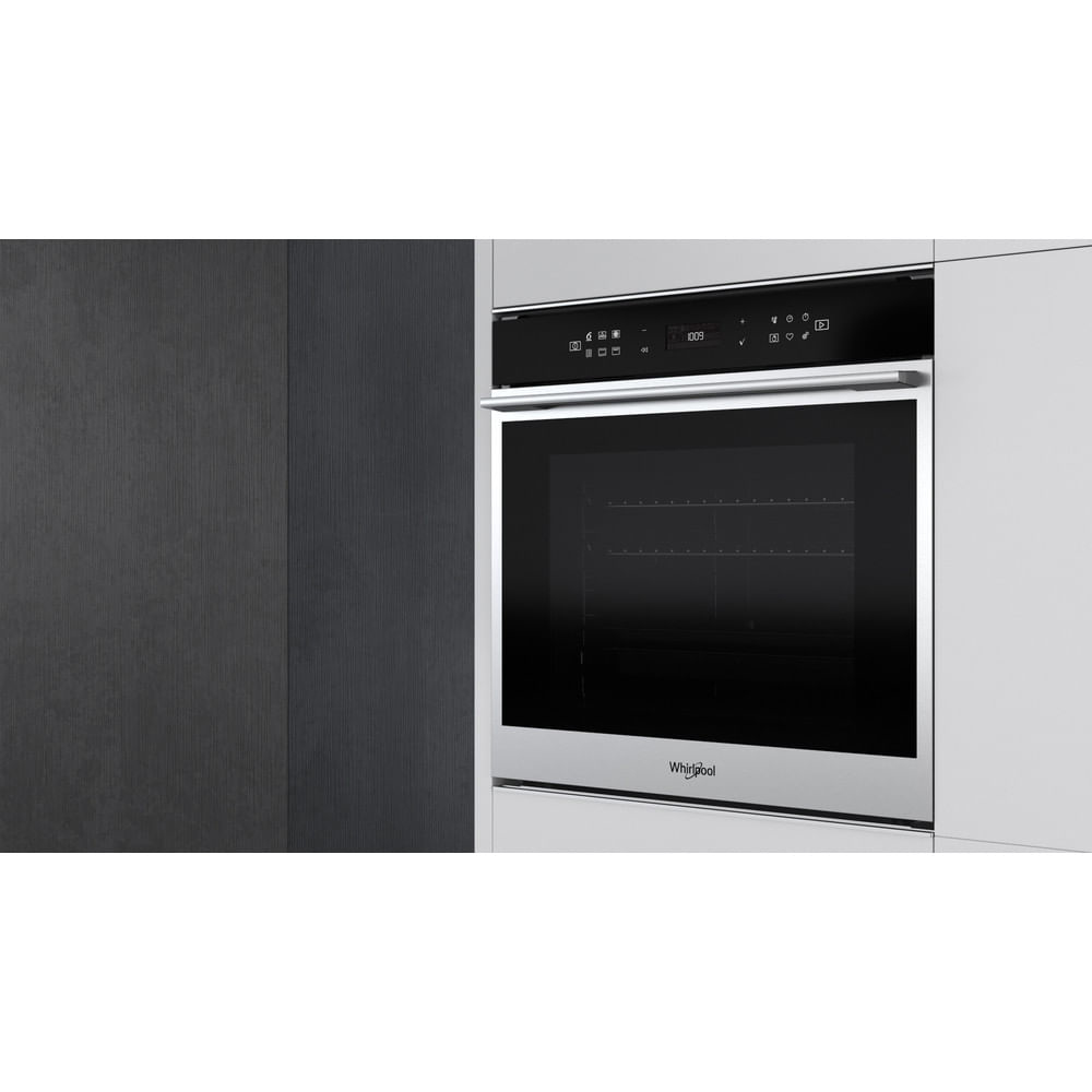 Forno da incasso Whirlpool in acciaio inossidabile inserito in una moderna parete di cucina bianca.
