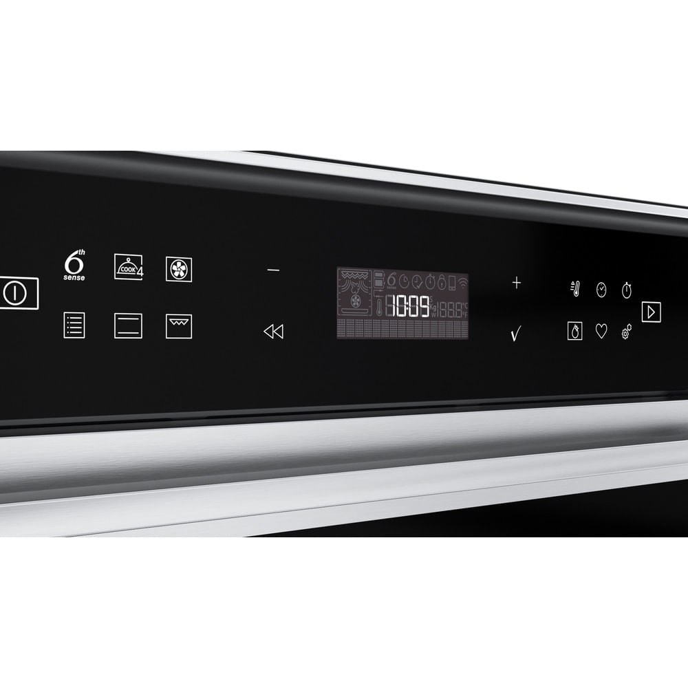 Primo piano del pannello di controllo digitale di un forno con pulsanti a sfioramento, display e icone.