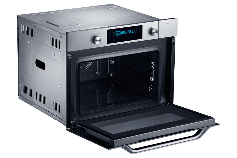 Moderno forno da incasso in acciaio inossidabile con porta aperta e display digitale su sfondo bianco.