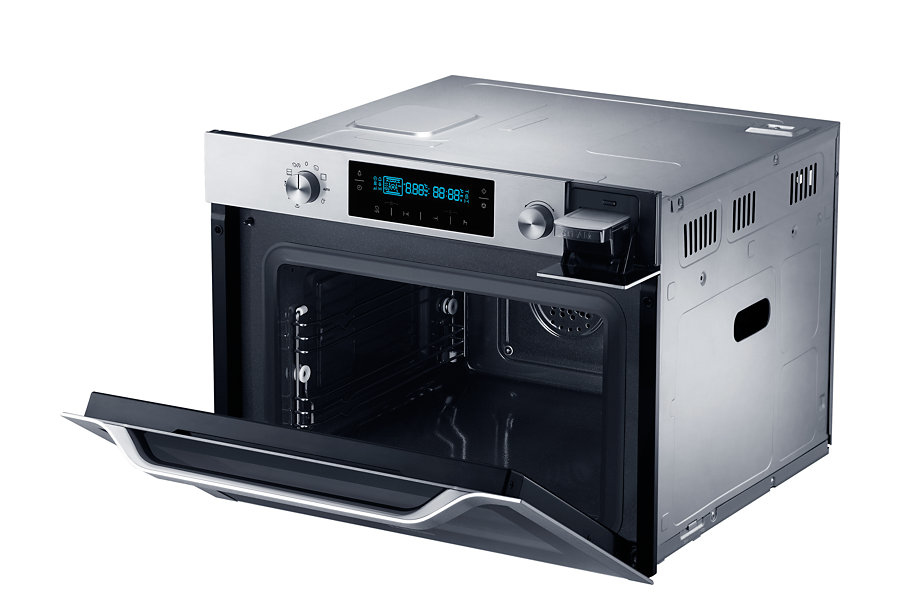 Forno compatto argentato con porta aperta, display digitale e manopole rotative su sfondo bianco.