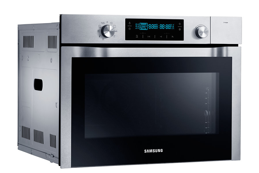 Un forno da incasso in acciaio inossidabile con display digitale e porta in vetro nero.
