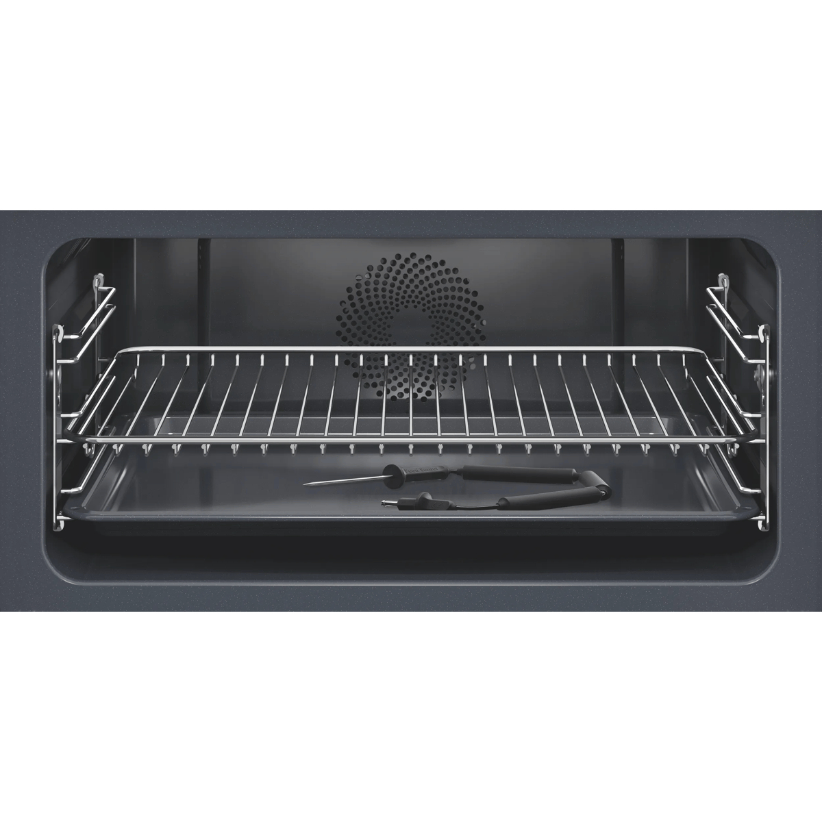 L'interno di un forno vuoto con una griglia metallica, una teglia sul fondo e un termometro per carne.