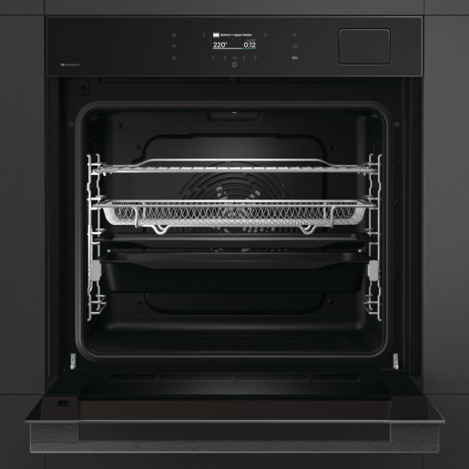 Forno da incasso nero aperto con griglie superiori, un cestello a rete e teglie.