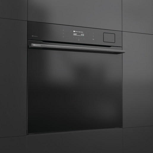 Moderno forno da incasso nero Hisense con display digitale e maniglia elegante, inserito in mobili da cucina scuri.