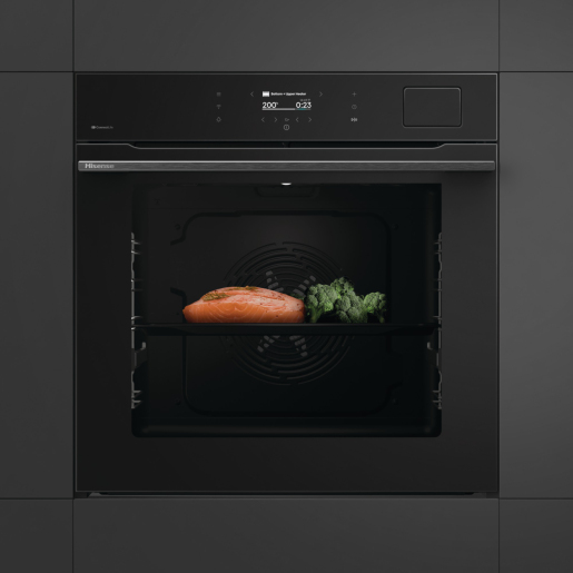 Un forno da incasso nero con display digitale mostra salmone e broccoli all'interno.