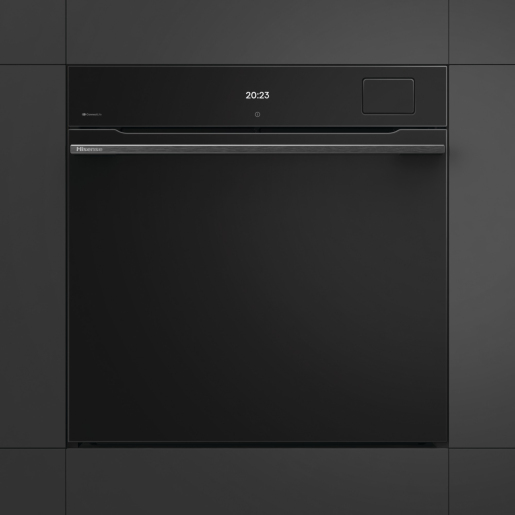 Un elegante forno incassato nero con orologio digitale 20:23 e maniglia su sfondo grigio scuro.