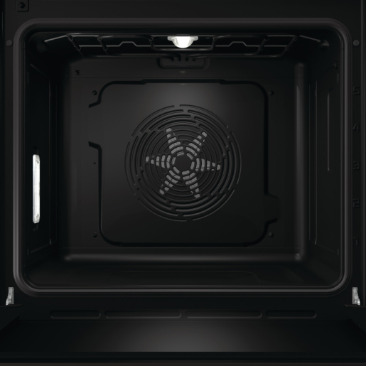 Vista interna di un forno nero vuoto con luce da soffitto e ventola di convezione.