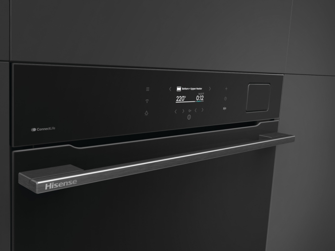 Un forno nero con display digitale, pannello touch e una lunga maniglia argentata Hisense.