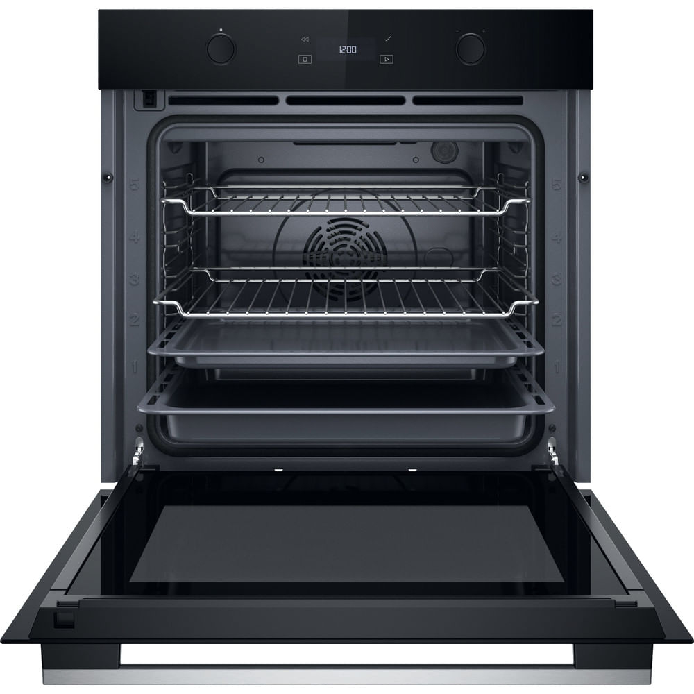 Un forno nero aperto con due griglie e due teglie da forno su sfondo grigio.