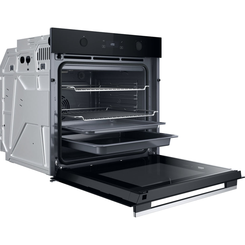 Un forno elettrico da incasso con porta in vetro aperta, ripiani in metallo e teglie all'interno.
