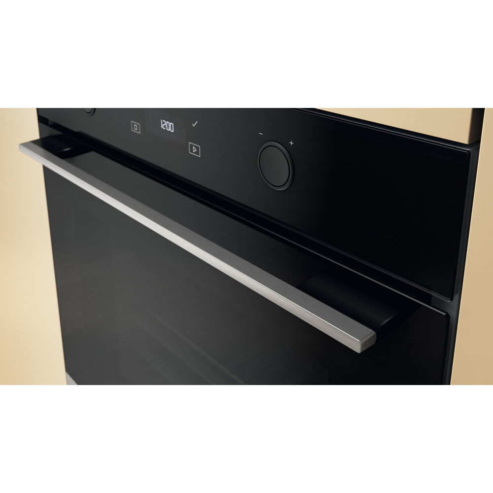 Un forno da incasso nero e oro con display digitale, comandi a sfioramento e maniglia argento.