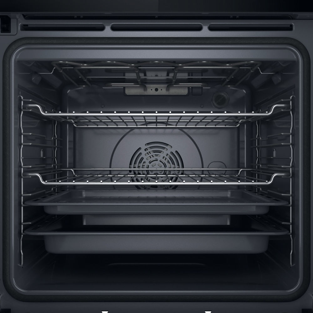 Vista interna di un forno grigio scuro vuoto con due griglie e due teglie.