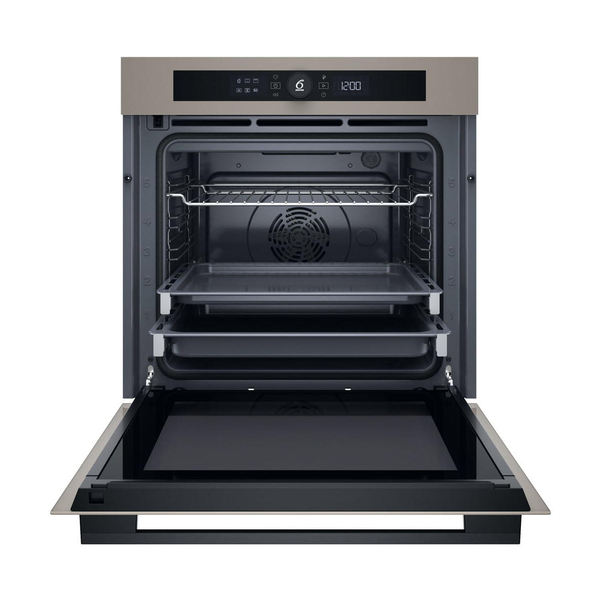 Un forno moderno aperto con due teglie e una griglia all'interno.