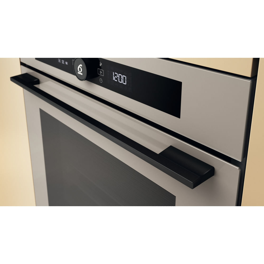 Moderno forno da incasso grigio con maniglia nera e display digitale dell'orologio.