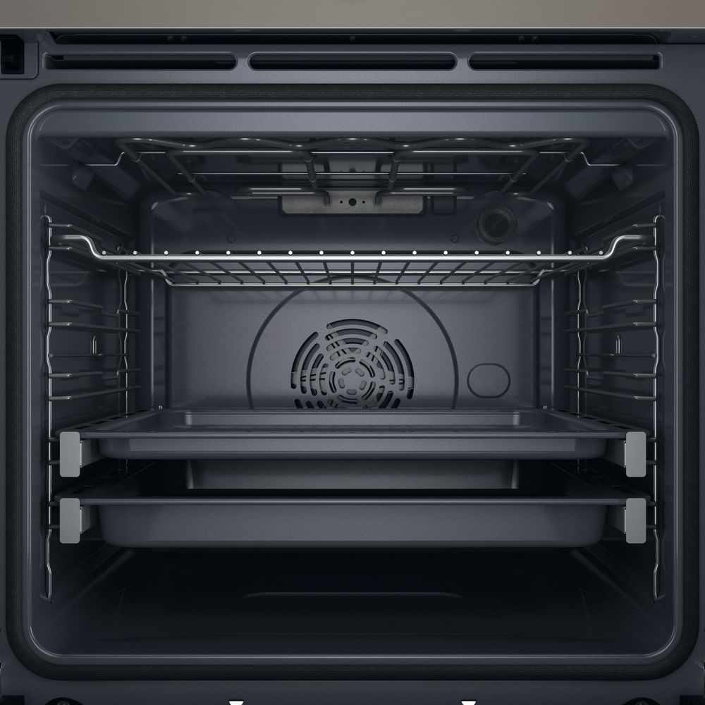 Vista interna di un forno grigio scuro vuoto con due teglie e una griglia.