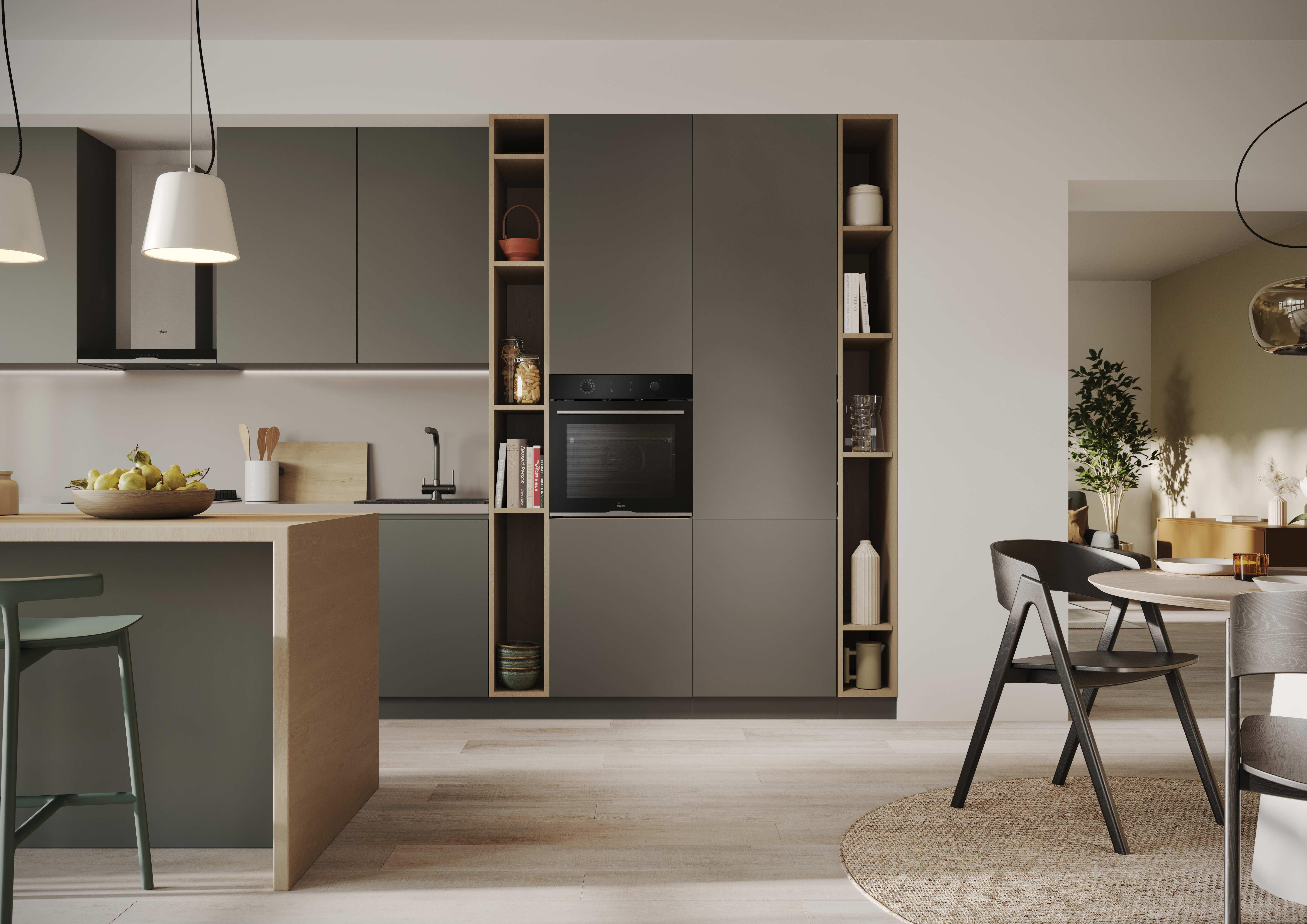 Moderna cucina grigia con dettagli in legno, forno incassato, isola e zona pranzo.