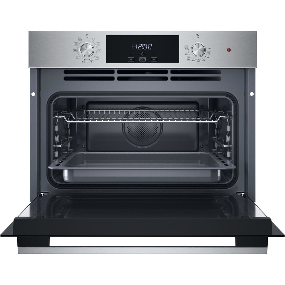 Vista frontale di un forno incassato argentato con porta aperta, griglia interna e teglia.