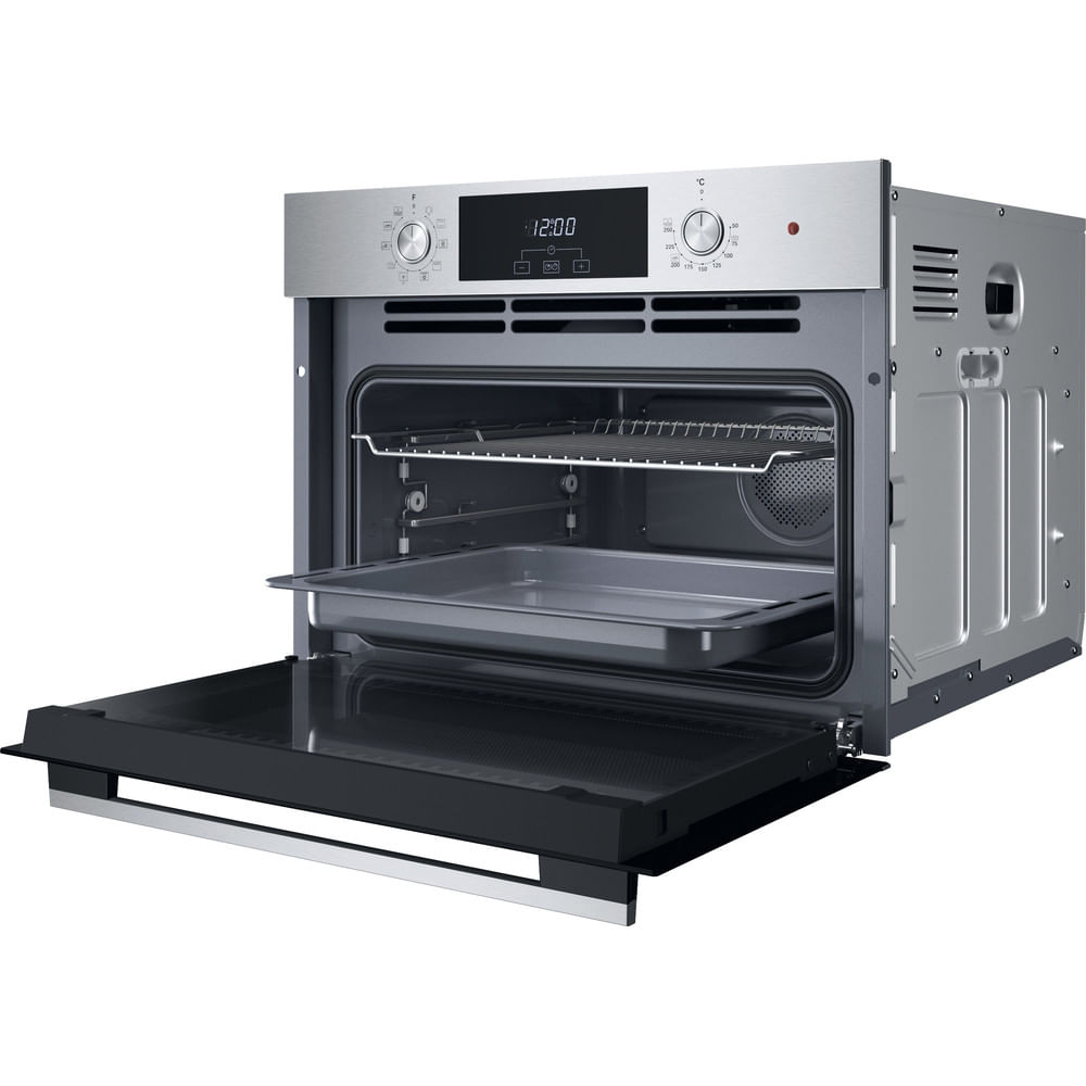 Moderno forno argentato con porta aperta, griglia metallica e teglia all'interno.