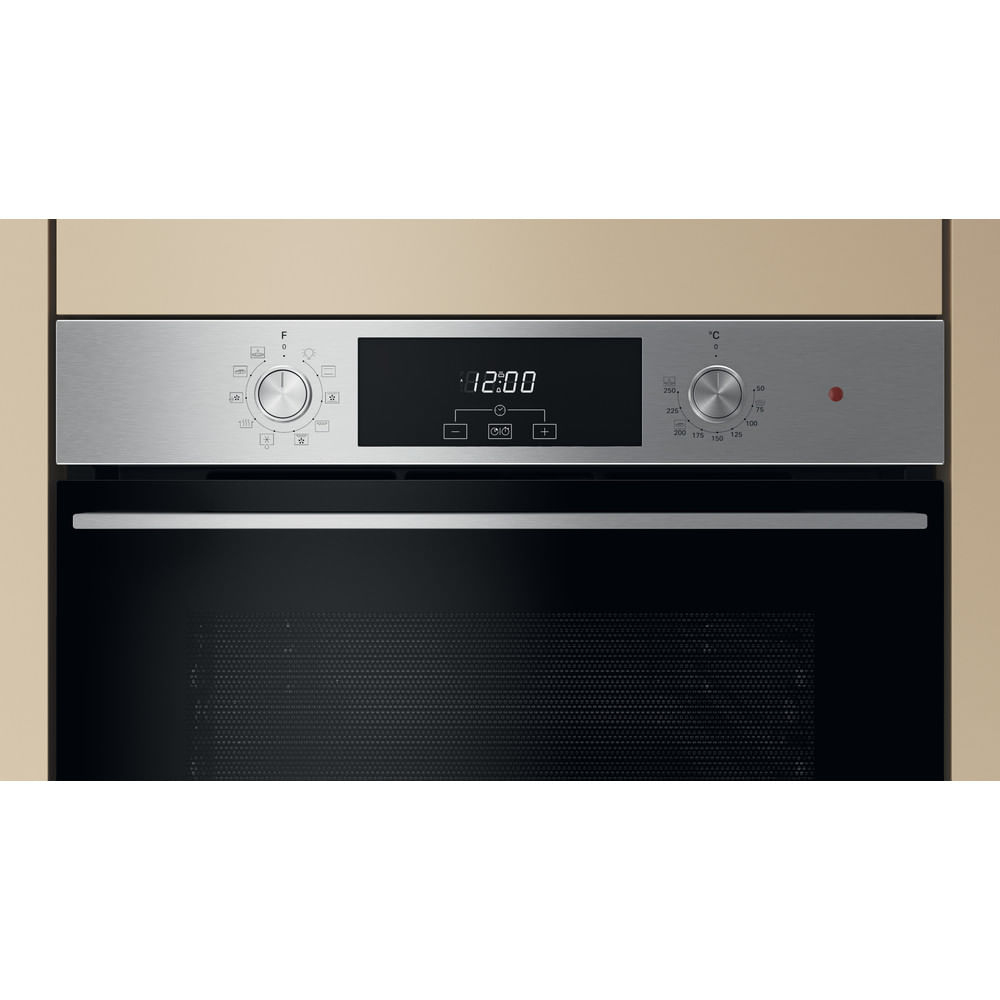 Forno da incasso in acciaio inossidabile con fronte in vetro nero, orologio digitale e due manopole.