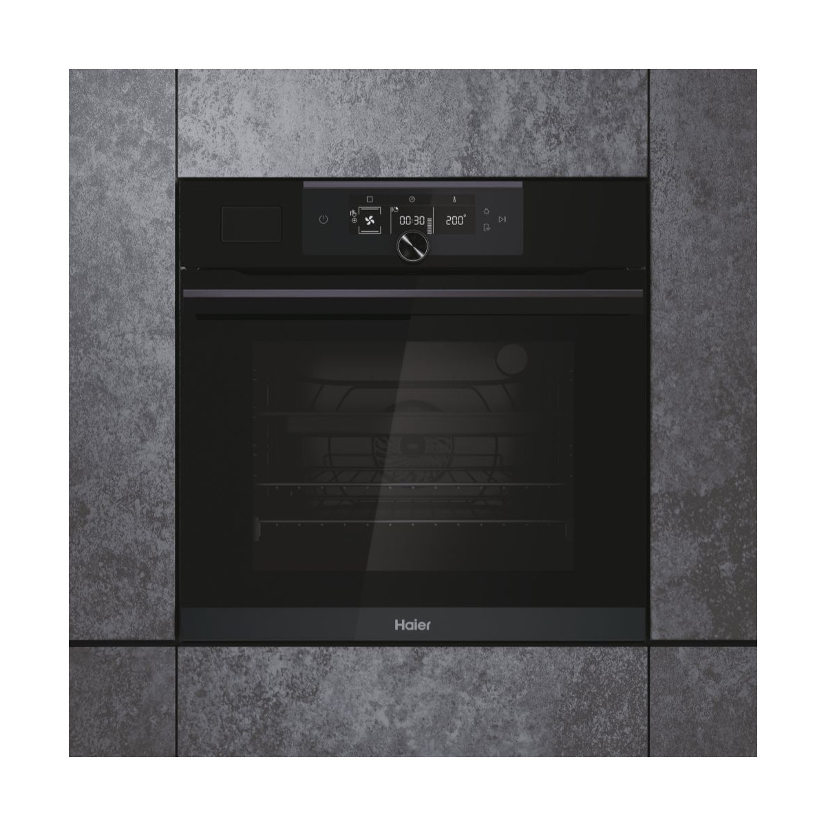 Un forno nero Haier incassato in una parete di piastrelle grigie, con pannello digitale e manopola.