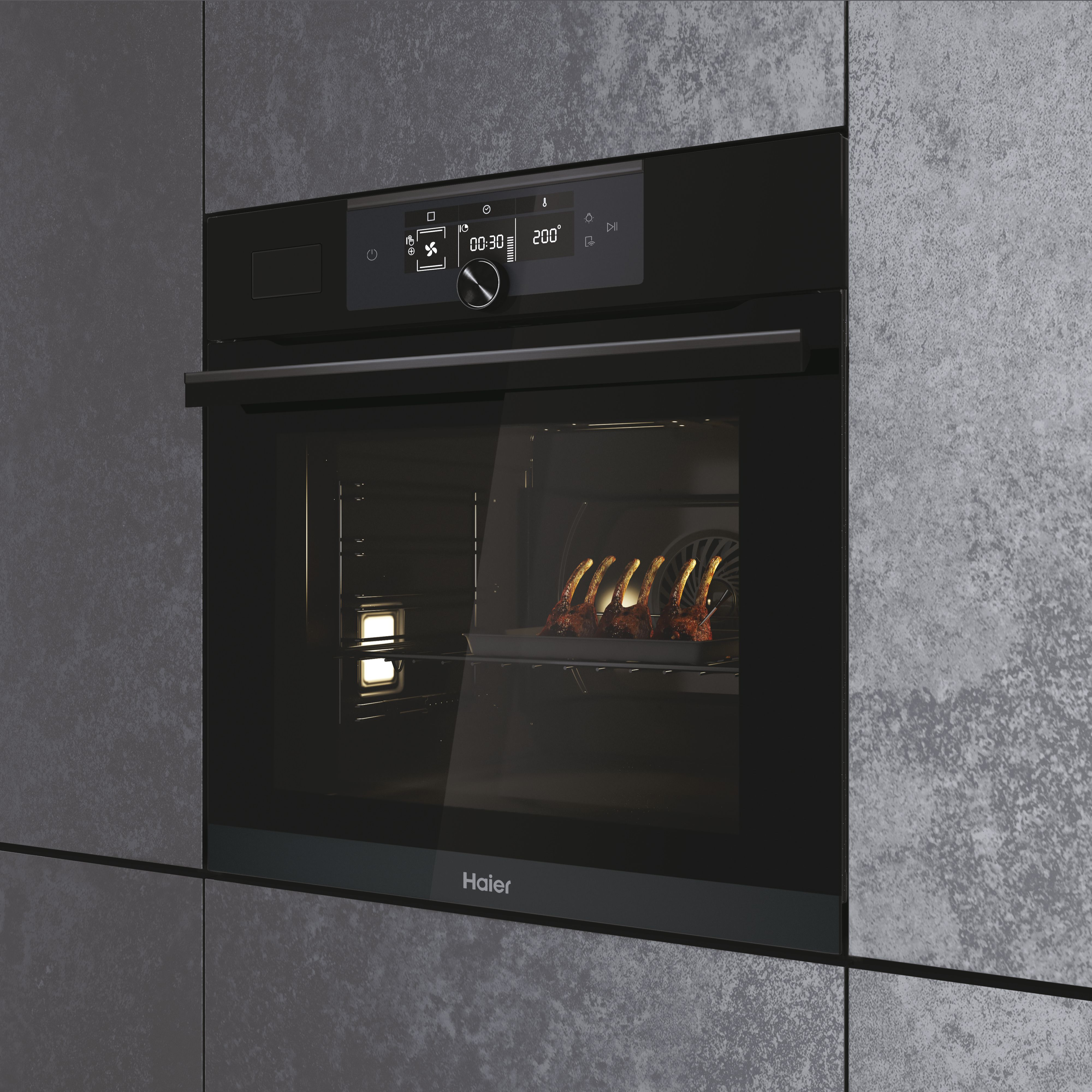 Moderno forno da incasso nero Haier in parete di pietra grigia, con display luminoso e carne in cottura.