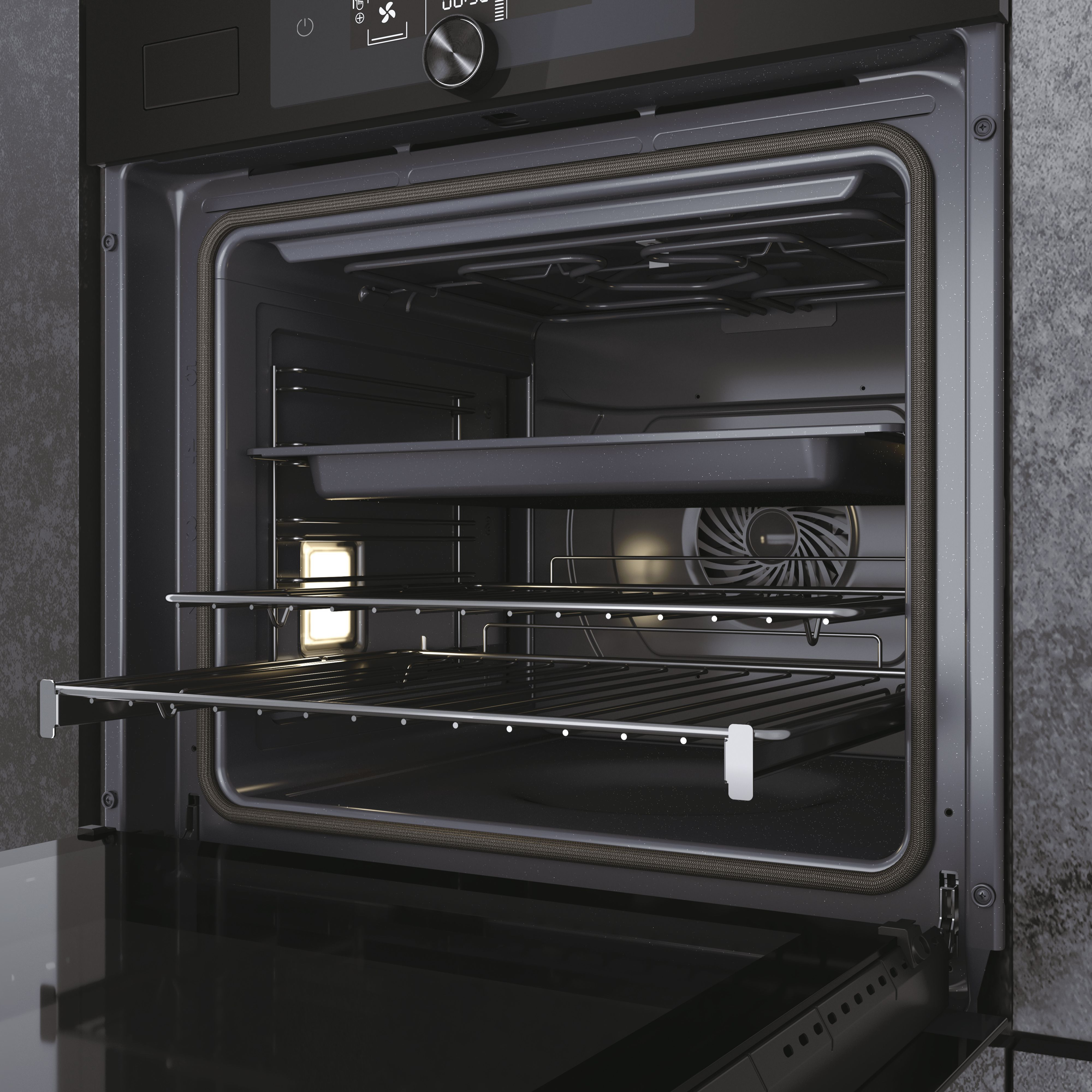 Un forno nero aperto con griglie metalliche vuote e una teglia all'interno.