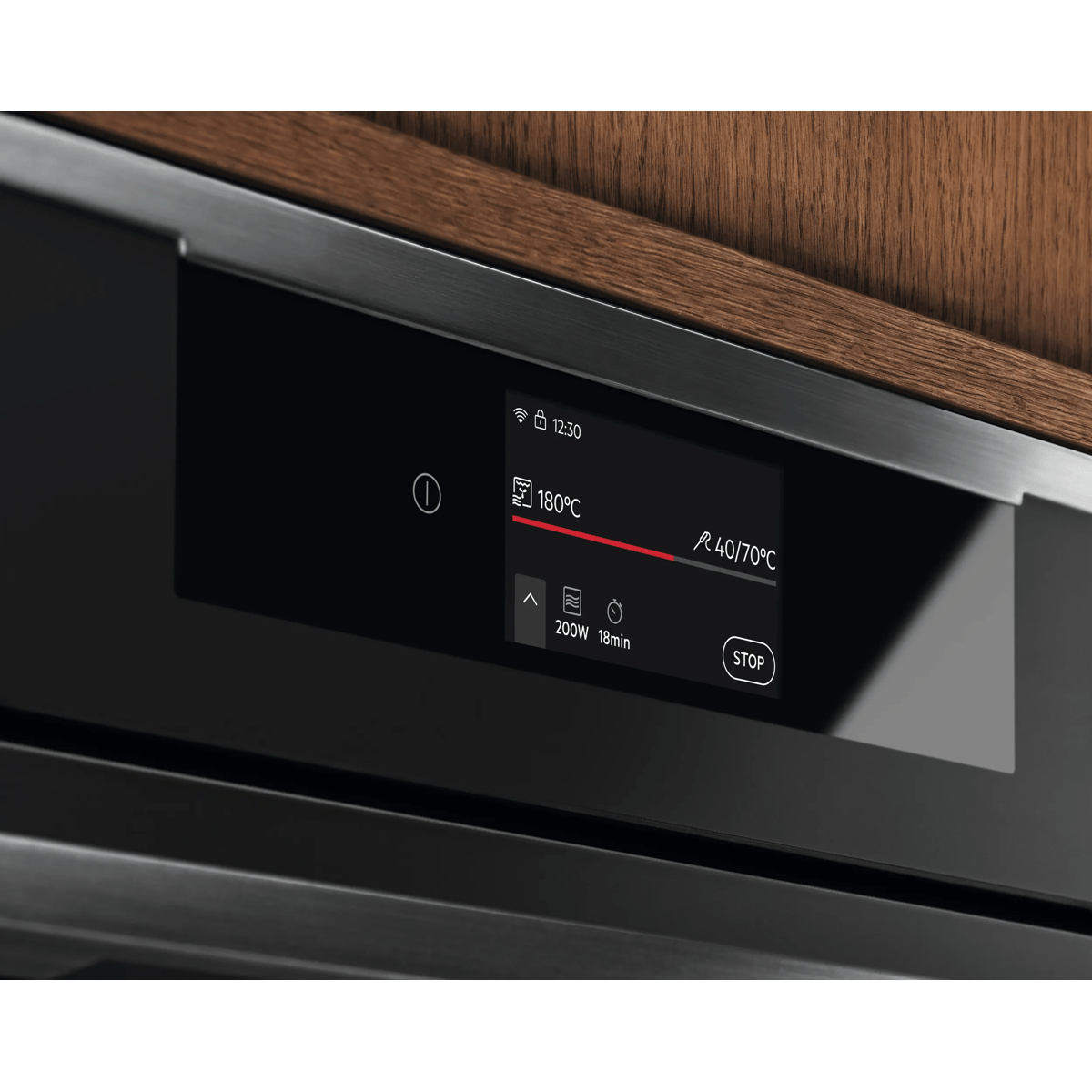 Pannello di controllo del forno moderno con display touch digitale che mostra temperatura e timer.