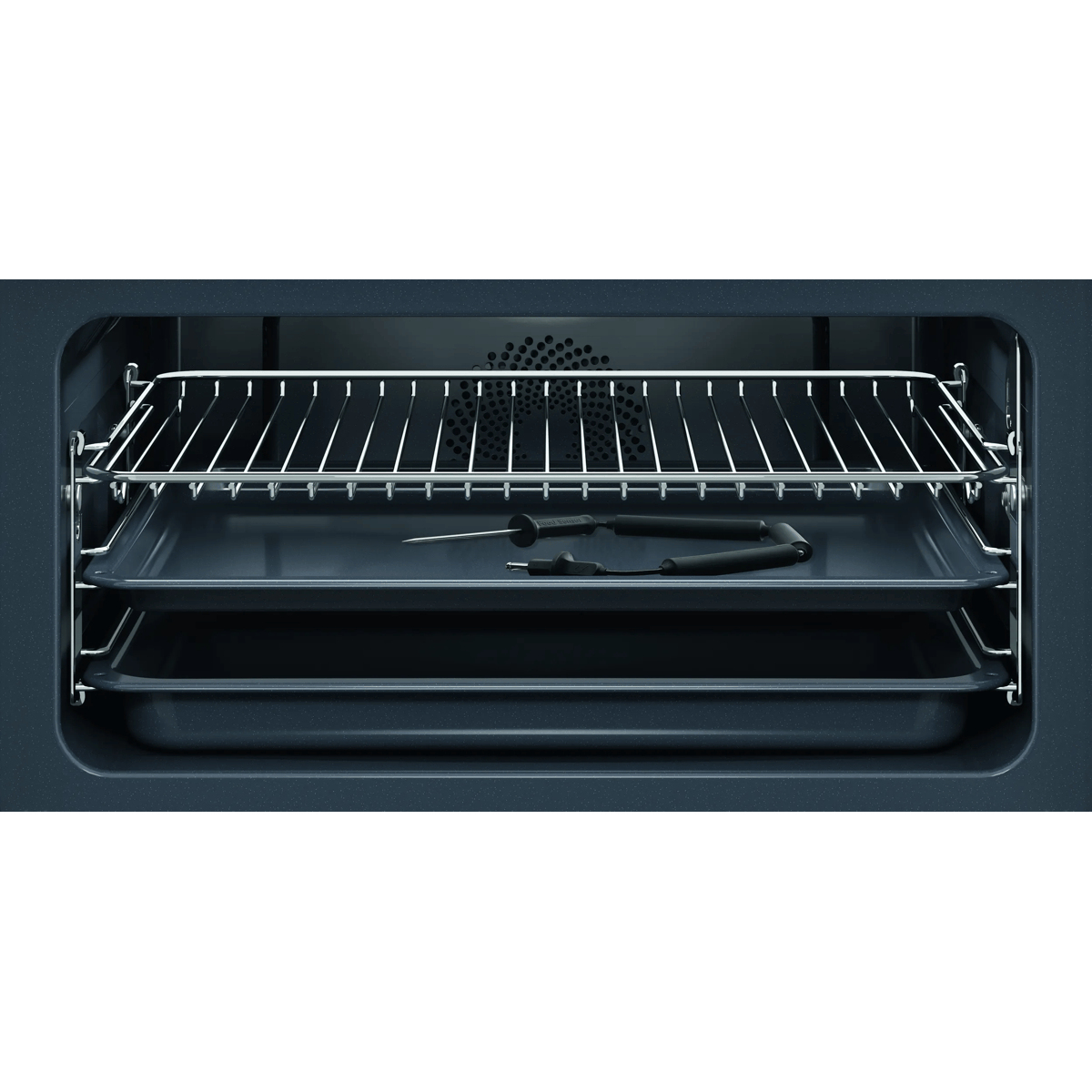 L'interno di un forno moderno con una griglia, due teglie e un termometro per carne.