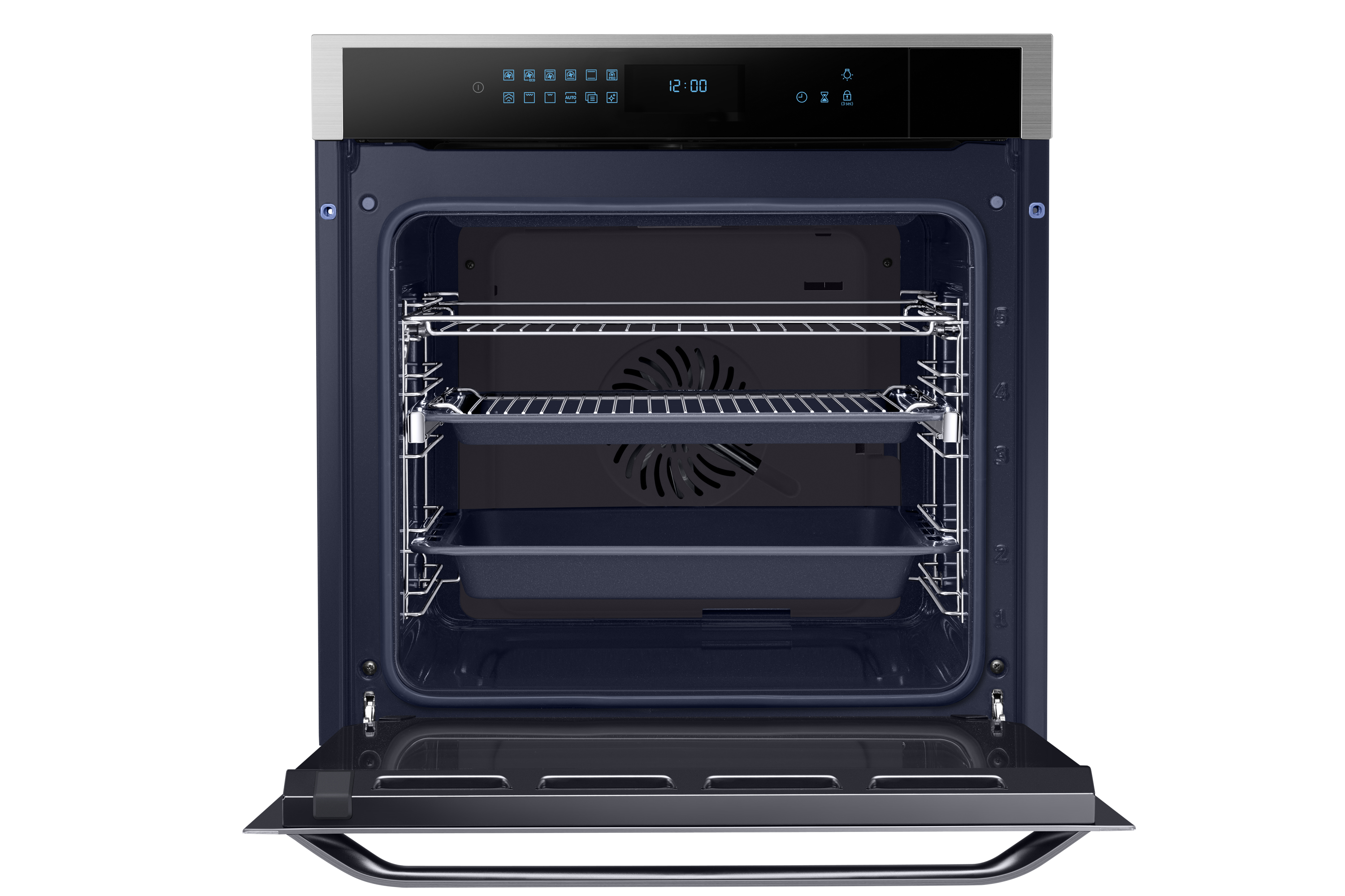 Un forno elettrico incassato aperto con interno scuro, due griglie, una teglia e un pannello di controllo.