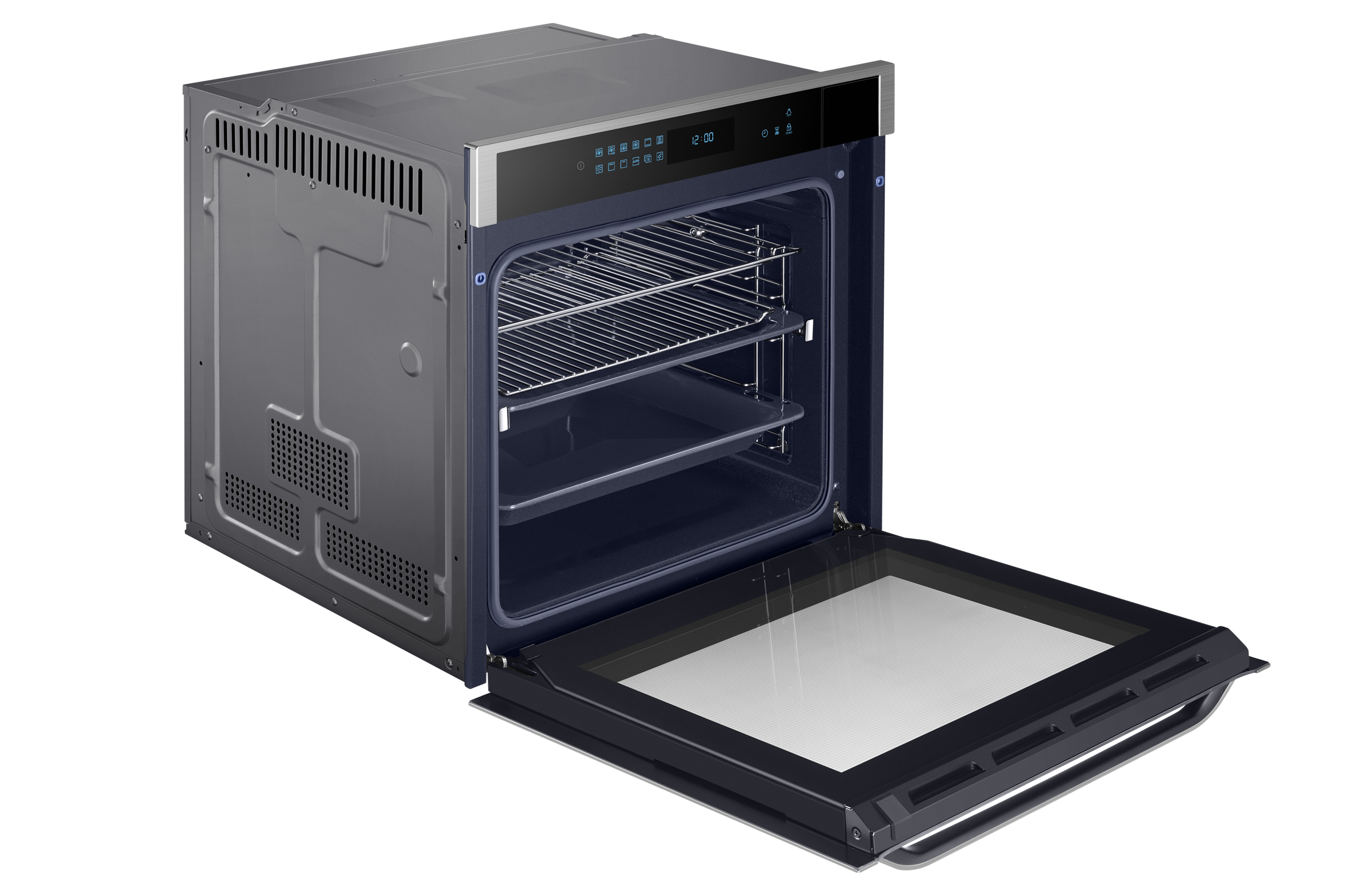 Un forno incassato grigio con lo sportello in vetro aperto, che mostra griglie metalliche e una teglia.