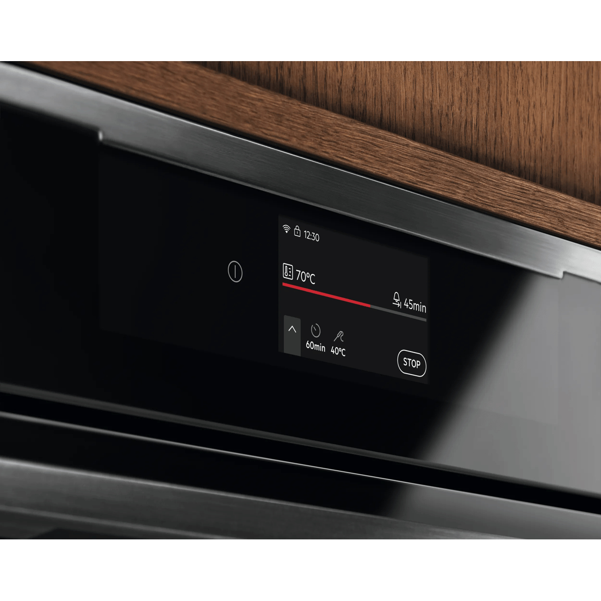 Primo piano del display digitale di un forno che mostra 70°C, un timer di 45 minuti e il pulsante stop.