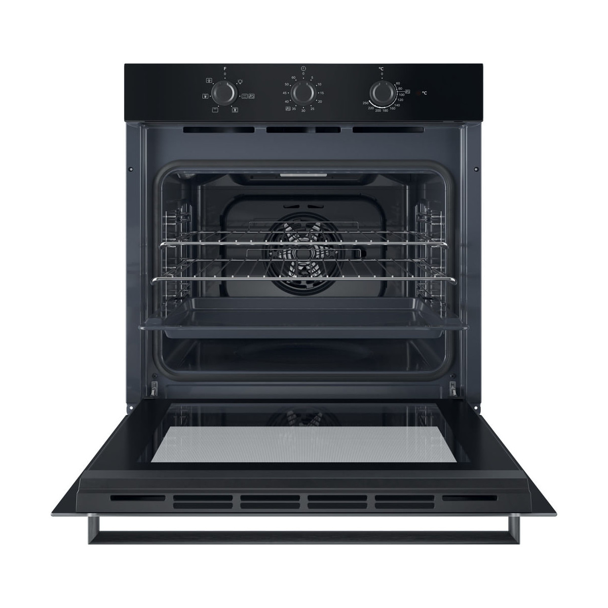 Un forno da incasso nero con porta aperta, che mostra griglie e una teglia all'interno.