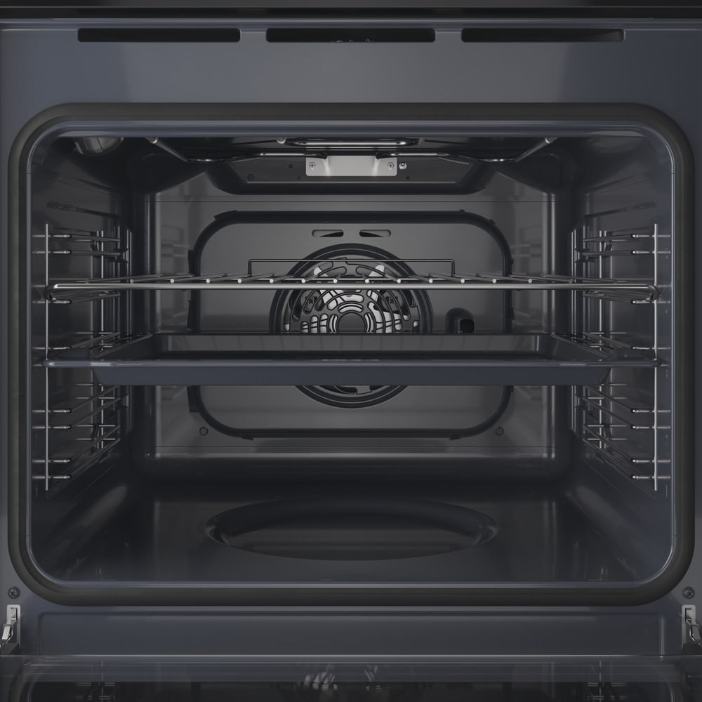 Vista interna di un forno grigio scuro vuoto con griglia e teglia.