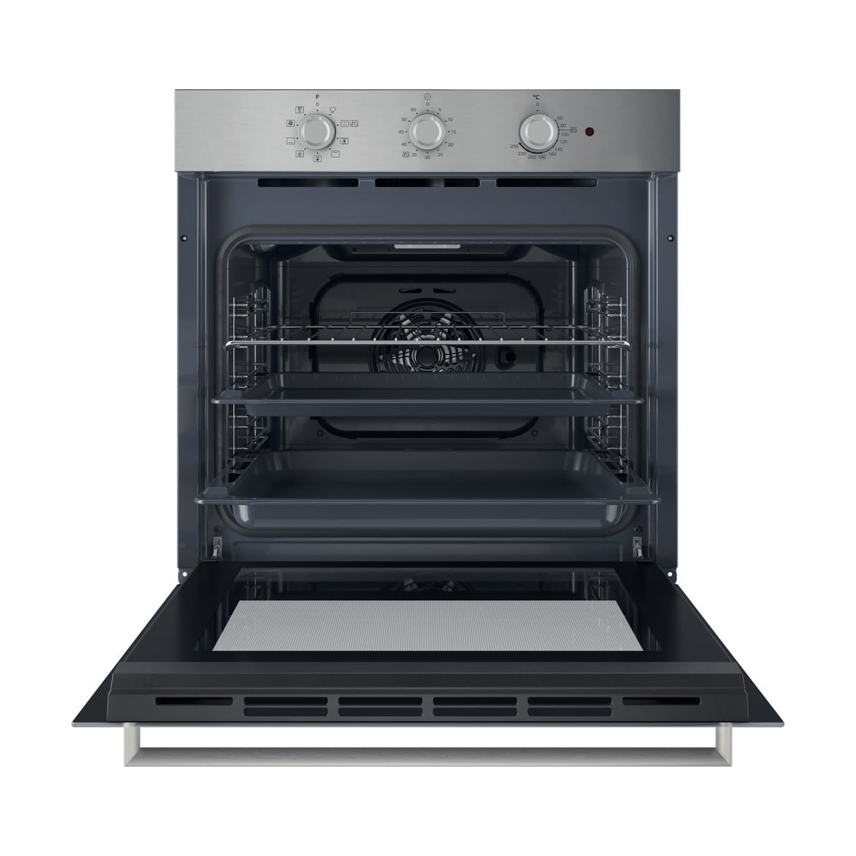 Un forno da incasso in acciaio inossidabile aperto con due griglie e due teglie all'interno.