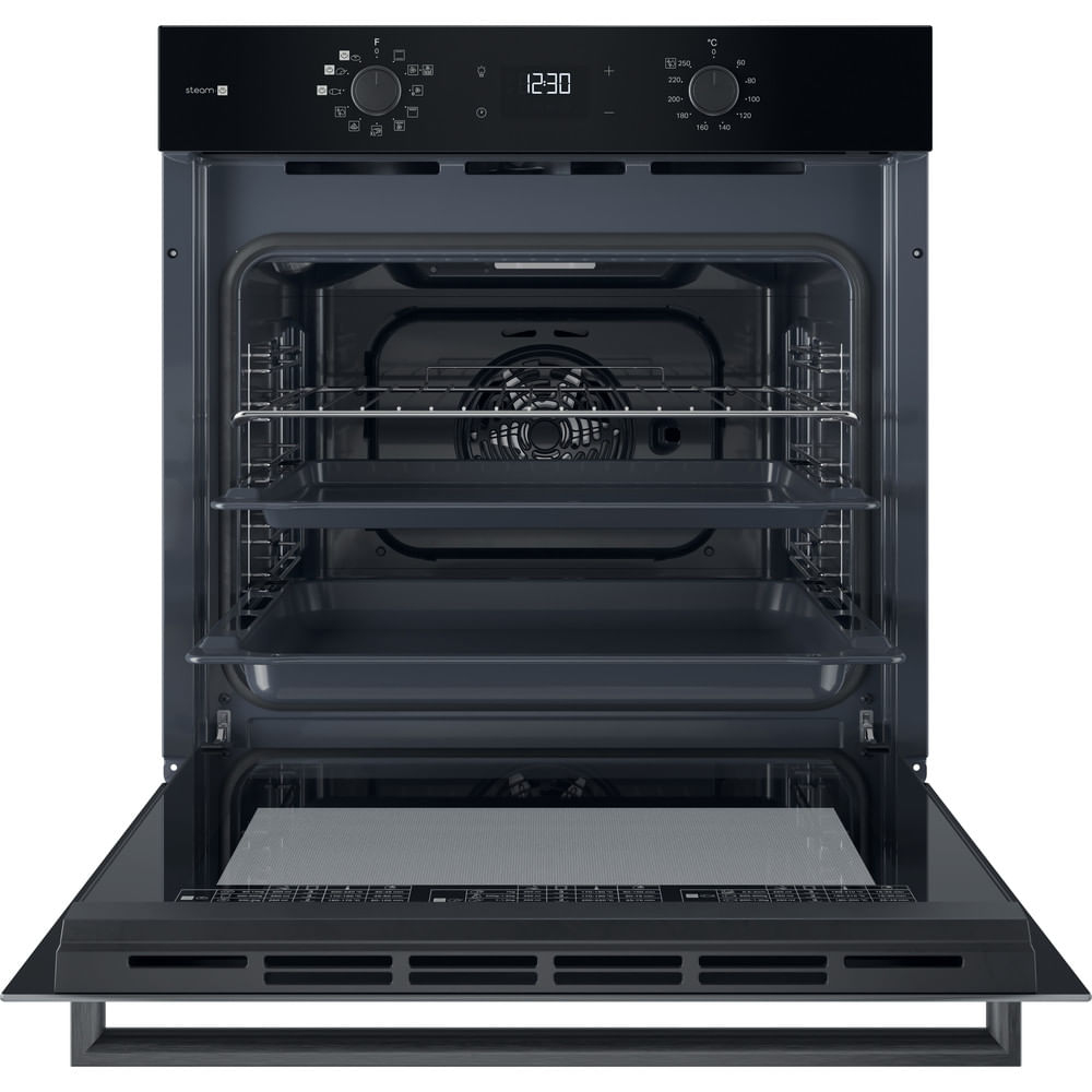 Vista frontale di un moderno forno da incasso nero con porta aperta, due teglie, griglia metallica e display digitale.