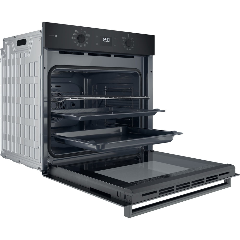 Moderno forno da incasso nero con porta aperta e due teglie estratte su sfondo bianco.