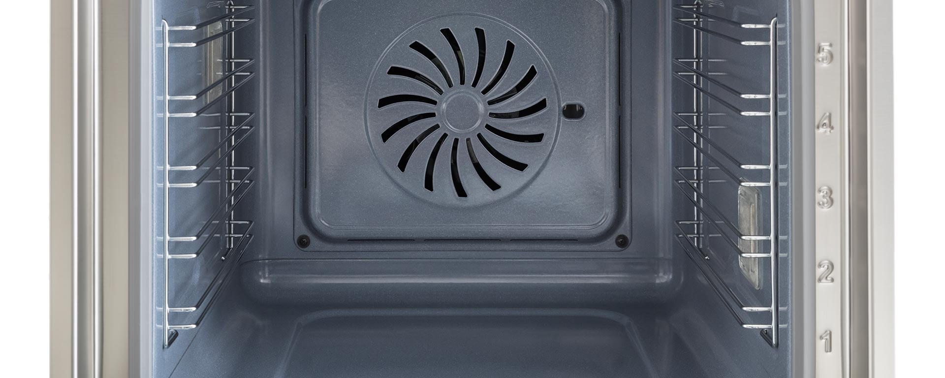 Vista interna di un forno grigio con ventola e griglie metalliche laterali.