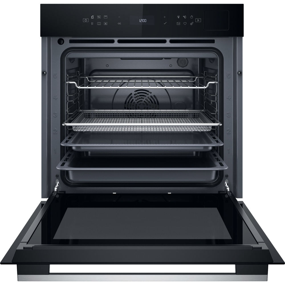Un forno da incasso nero aperto con diverse griglie e teglie su vari livelli.
