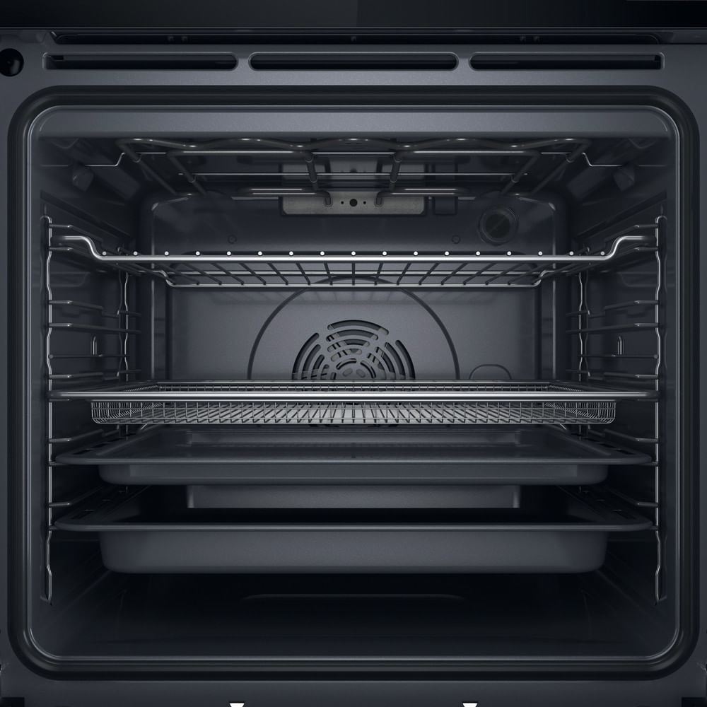 Vista interna di un moderno forno nero con griglie e teglie in metallo.