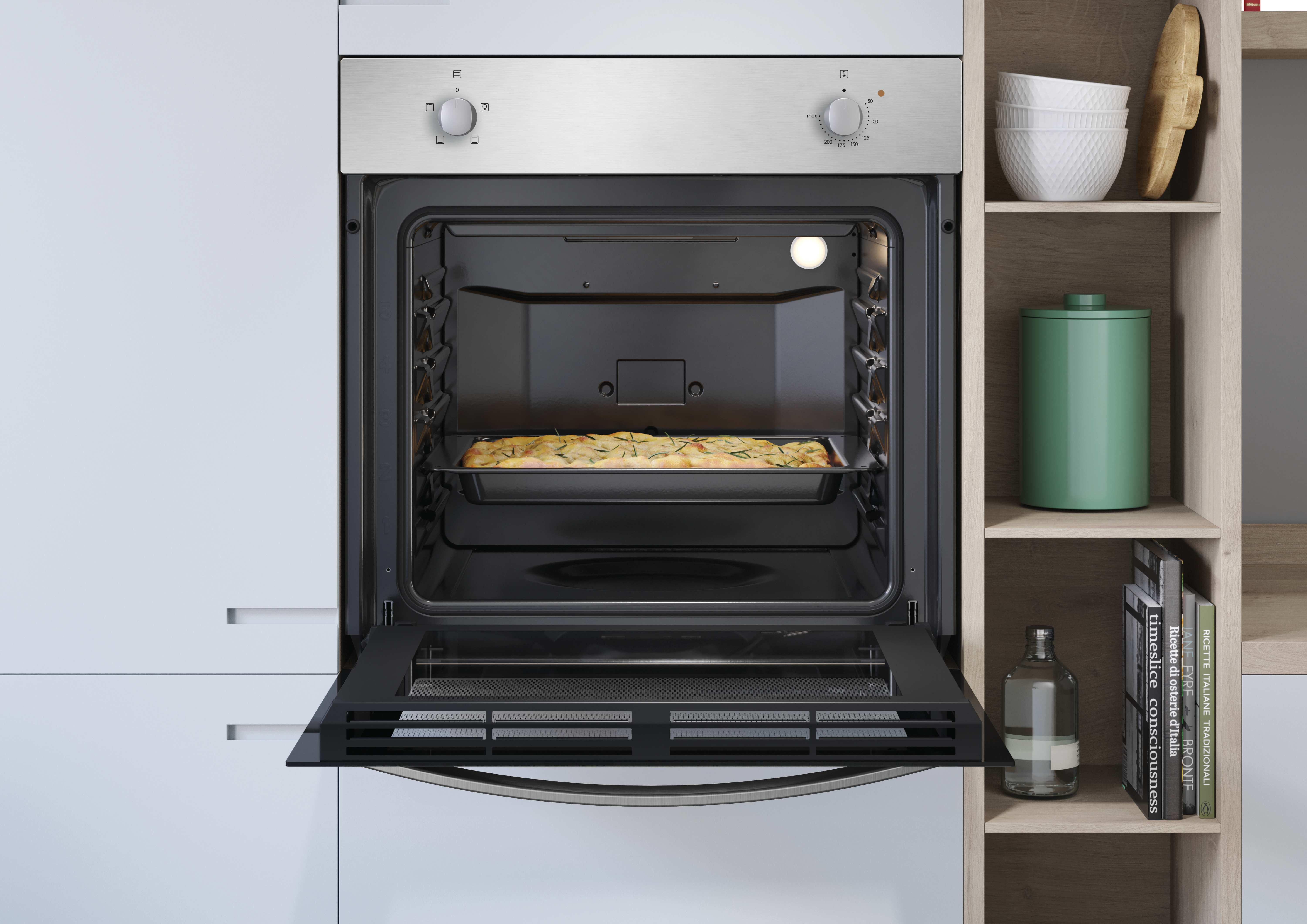 Un forno a incasso aperto in una cucina bianca, con una teglia di focaccia all'interno e mensole di legno accanto.
