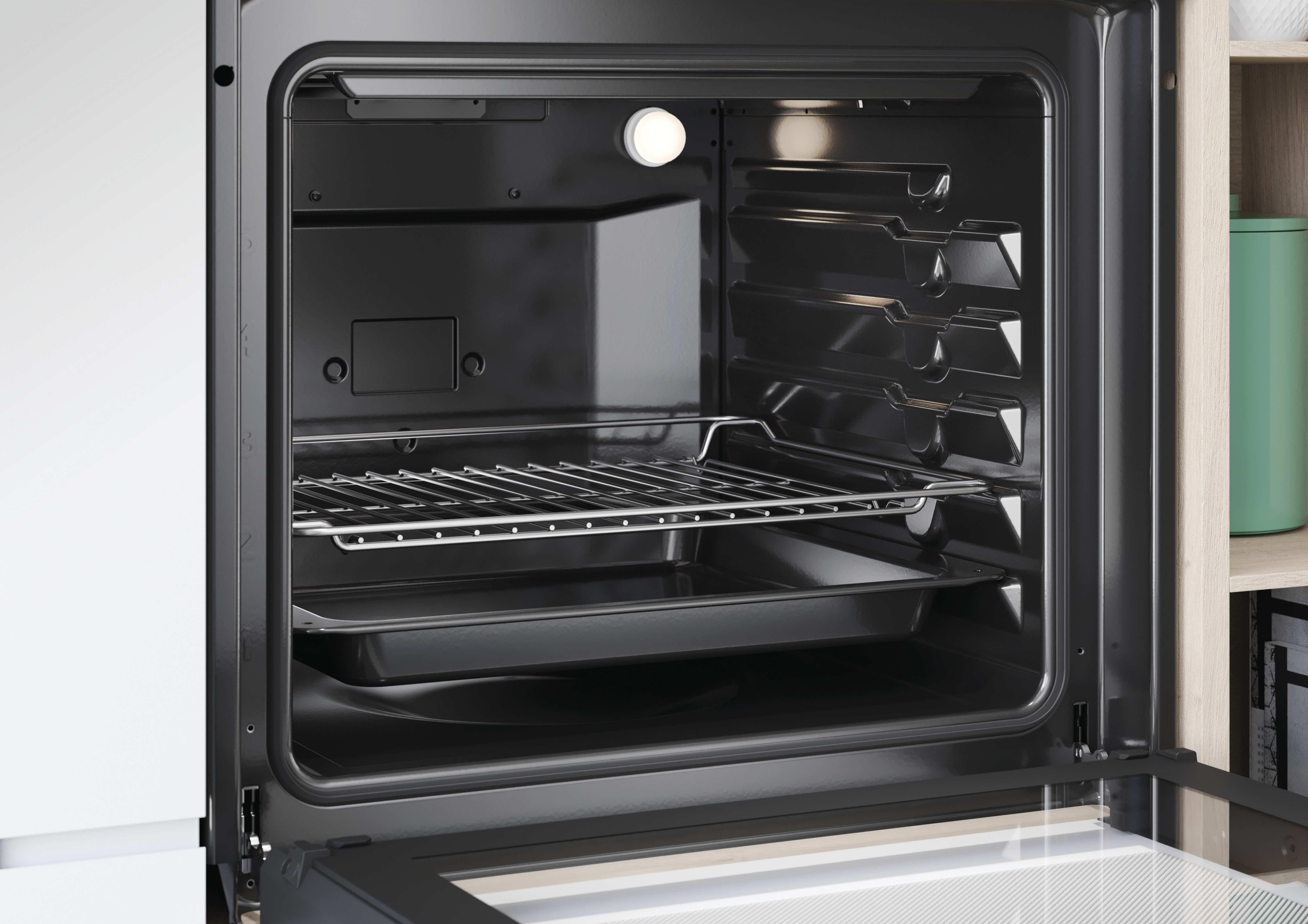 Un forno nero aperto e vuoto con una griglia e una teglia all'interno.