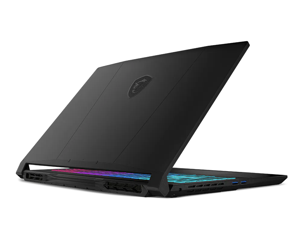 Un computer portatile da gioco MSI nero con tastiera RGB luminosa su sfondo nero.