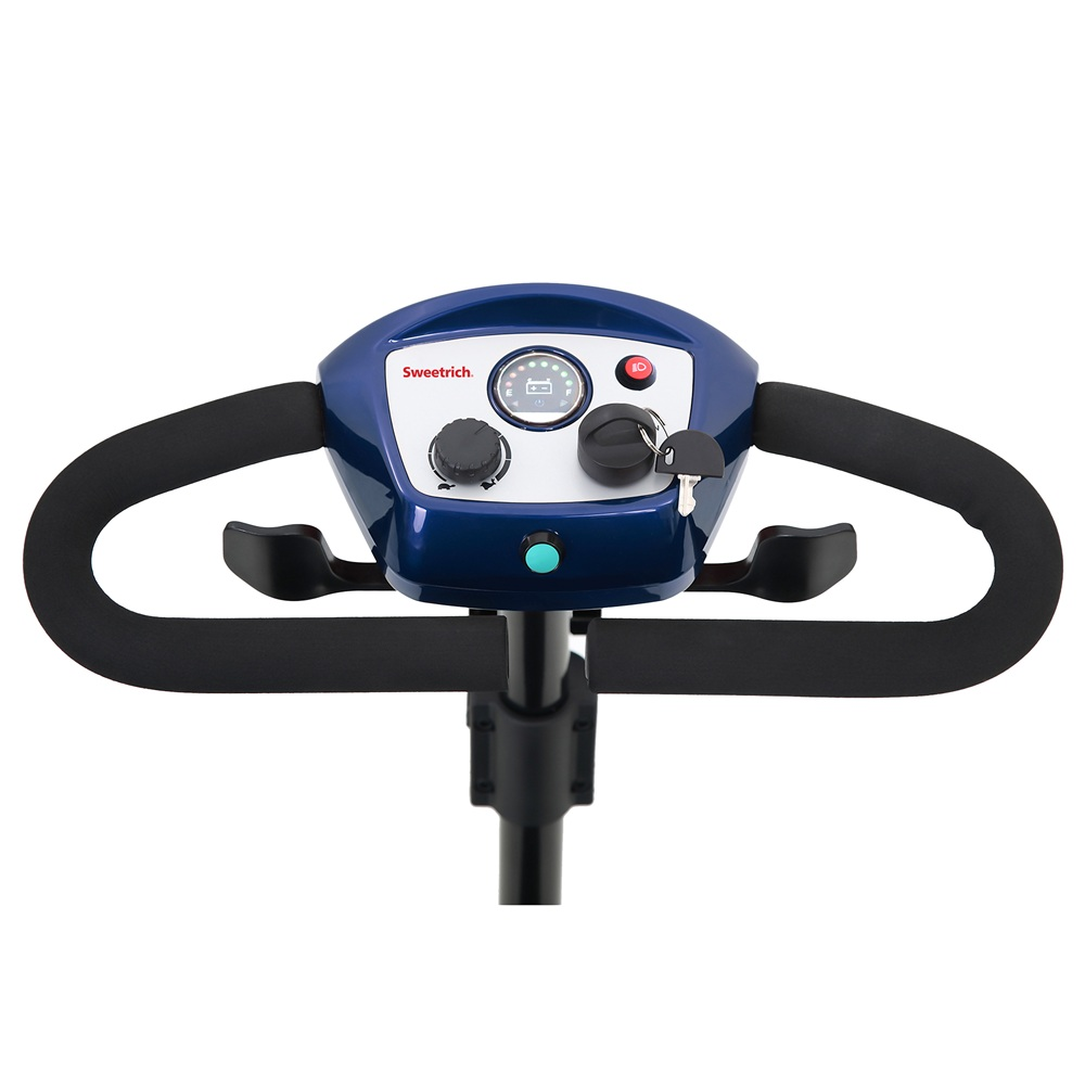 Consola de control de un scooter de movilidad azul con manillar negro, llave de contacto y panel en fondo blanco.