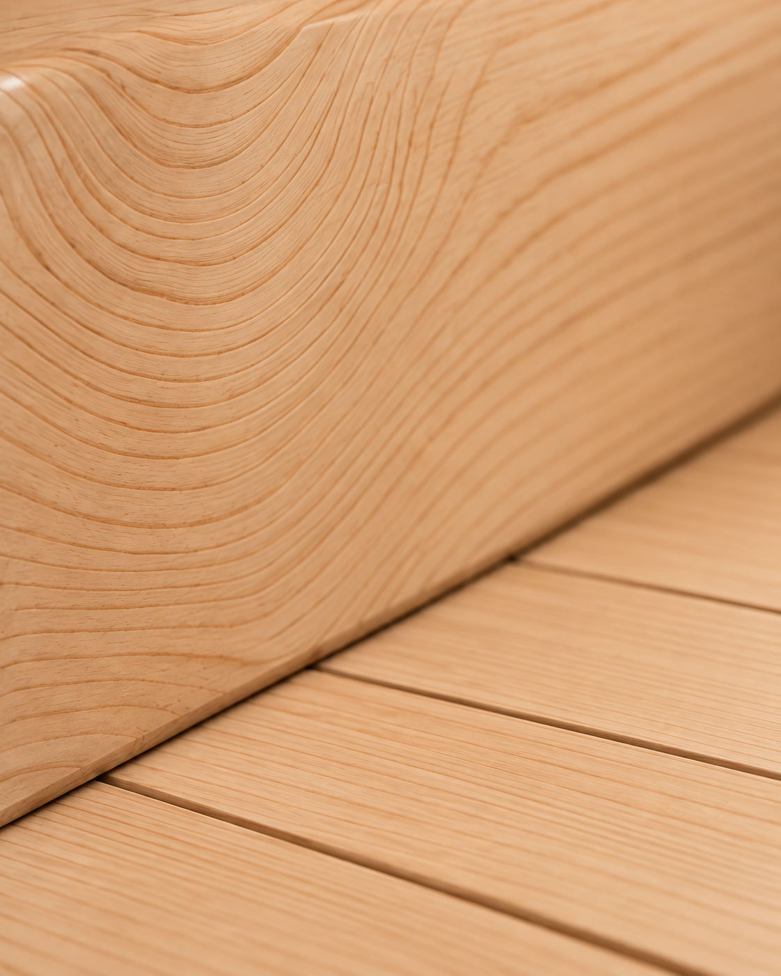 Primer plano de una pared de madera clara con veta visible y un suelo de madera.