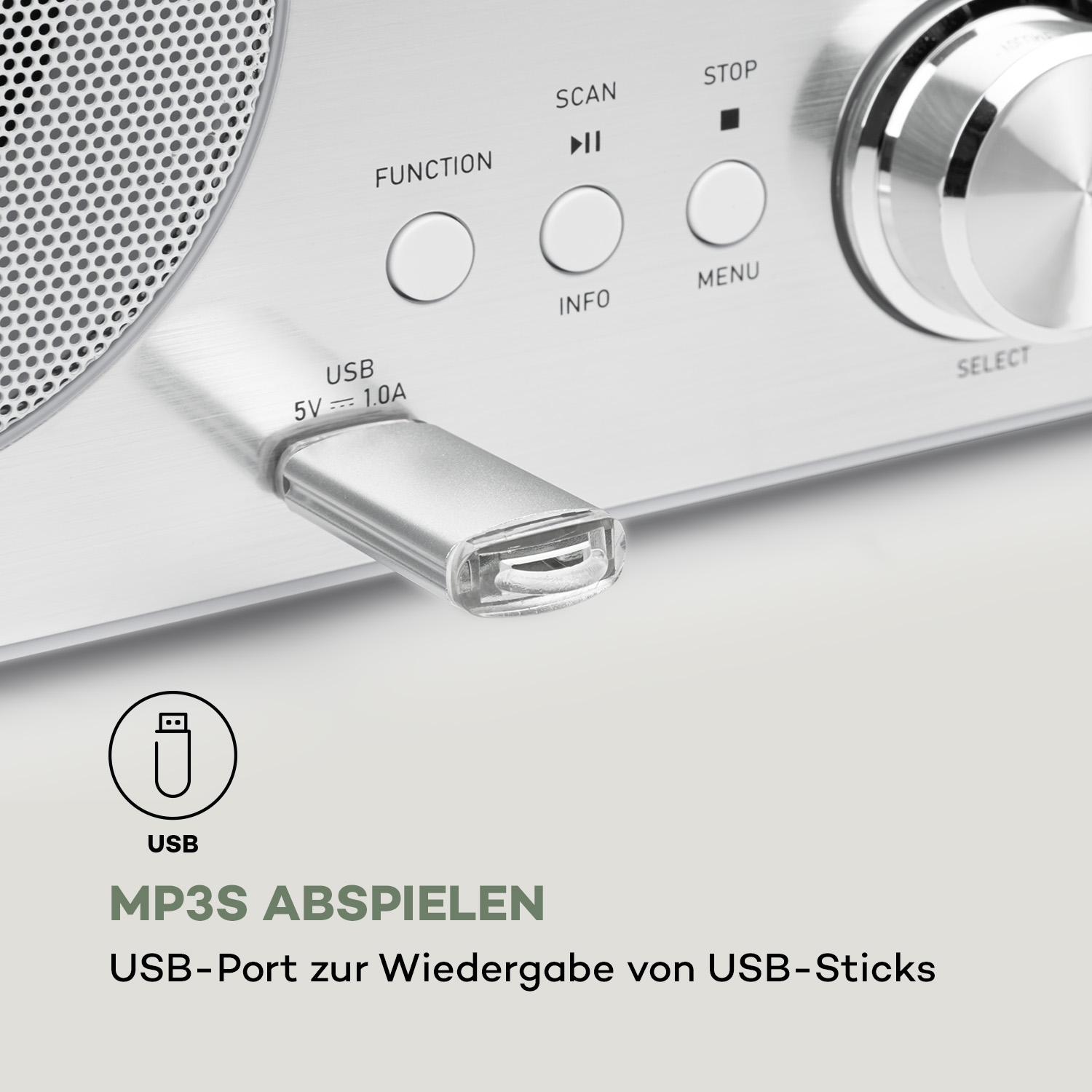 Silbernes Radio mit eingestecktem USB-Stick und Steuertasten.